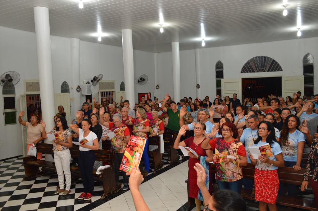 Fiéis participam da celebração