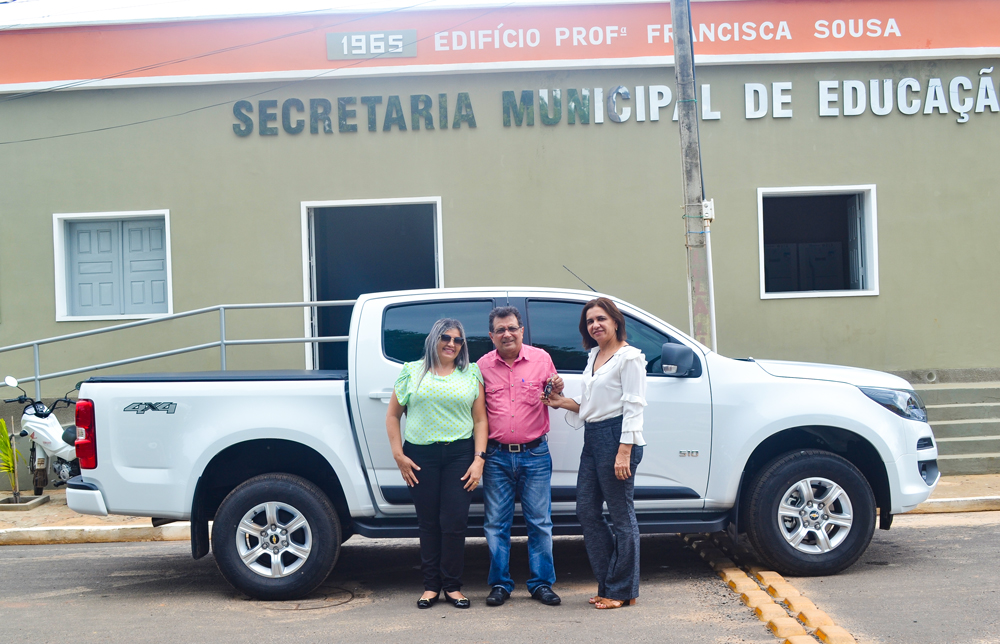 Prefeito Genival Bezerra entrega caminhonete para Secretaria de Educação