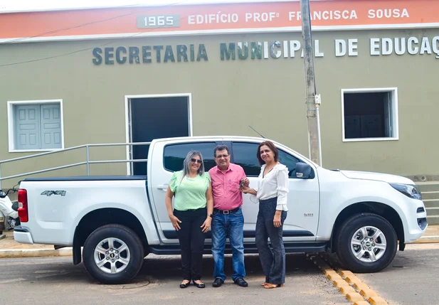 Prefeito Genival Bezerra entrega caminhonete para Secretaria de Educação