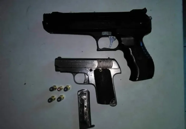 Material apreendido com a dupla acusada no Vale do Gavião