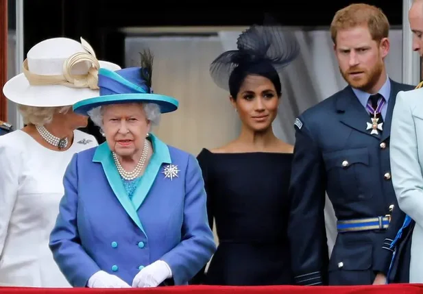 Rainha Elizabeth concorda com 'período de transição' de Harry e Meghan