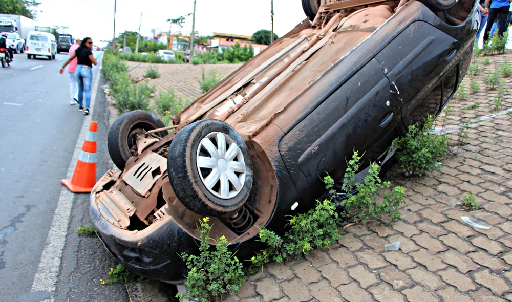 O carro ficou parcialmente destruído