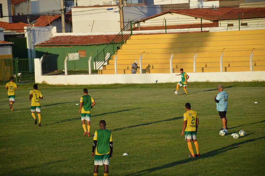 Elenco do Picos treina forte para estreia no Piauiense 