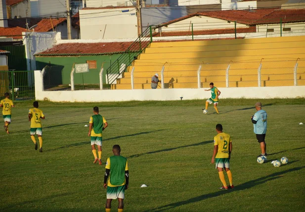Elenco do Picos treina forte para estreia no Piauiense 