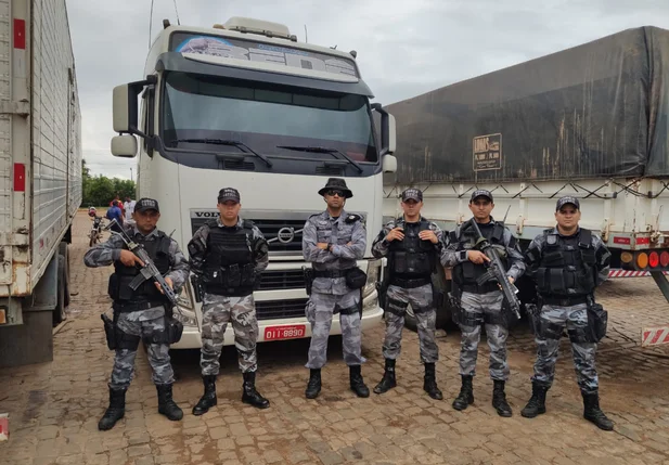 Polícia Militar apreende carreta e Picos