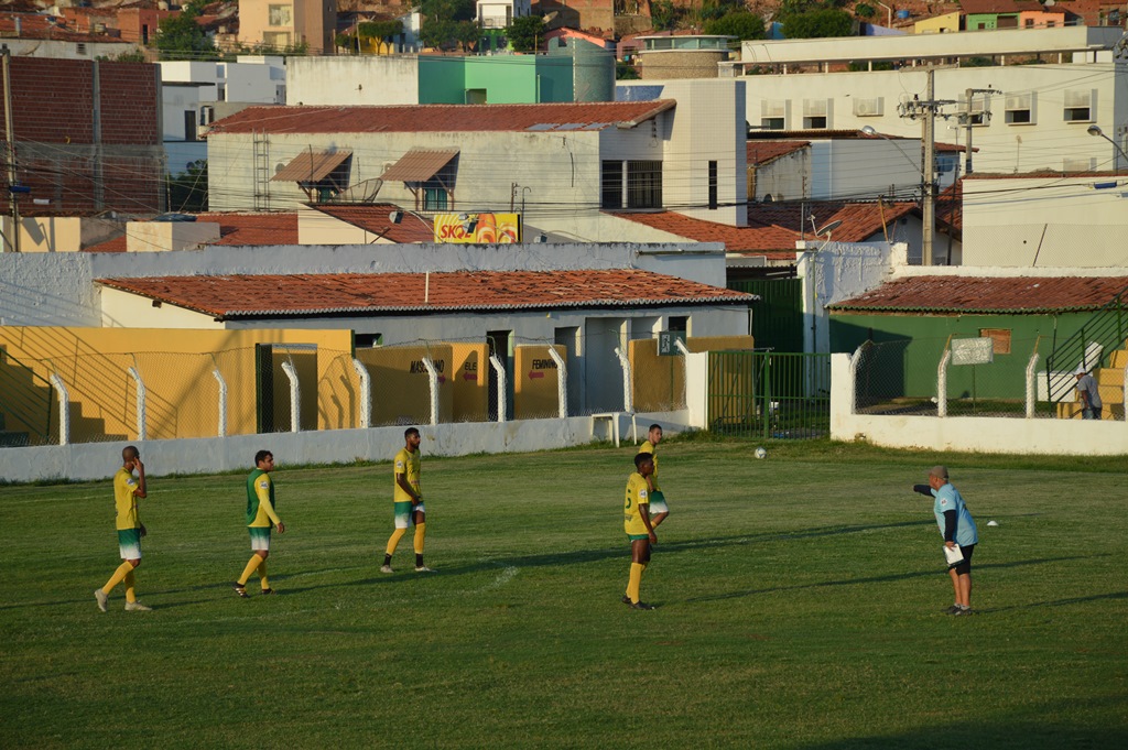 Treinador Adelmo Soares corrige posicionamento dos atletas