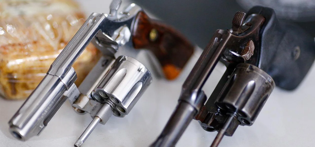 Armas encontradas no local