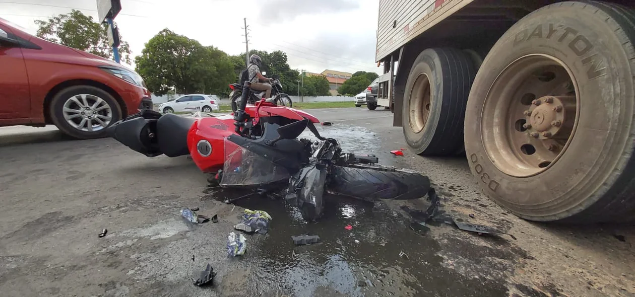 Motocicleta colidiu no caminhão