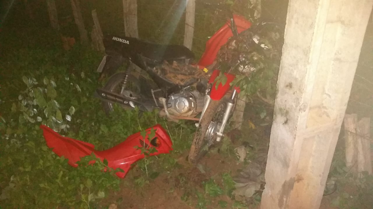 Motocicleta de Manoel Francisco da Silva ficou destruída após o acidente