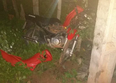 Motocicleta de Manoel Francisco da Silva ficou destruída após o acidente