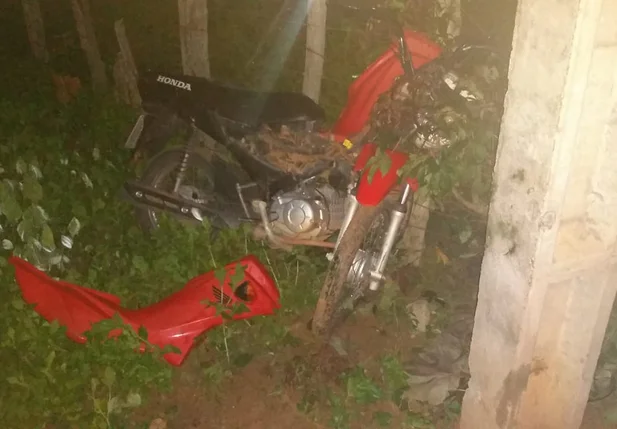 Motocicleta de Manoel Francisco da Silva ficou destruída após o acidente