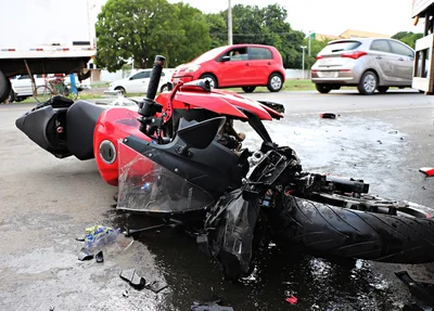 Motocicleta ficou parcialmente destruída após o impacto