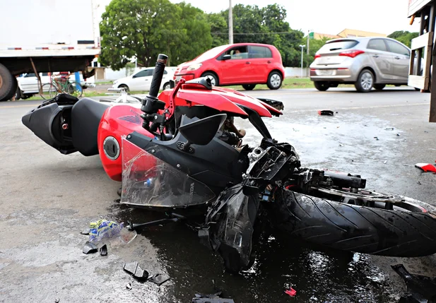 Motocicleta ficou parcialmente destruída após o impacto