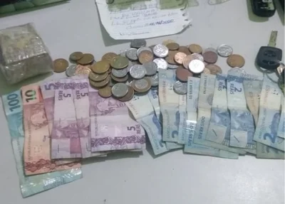 Dinheiro e droga apreendida com o suspeito