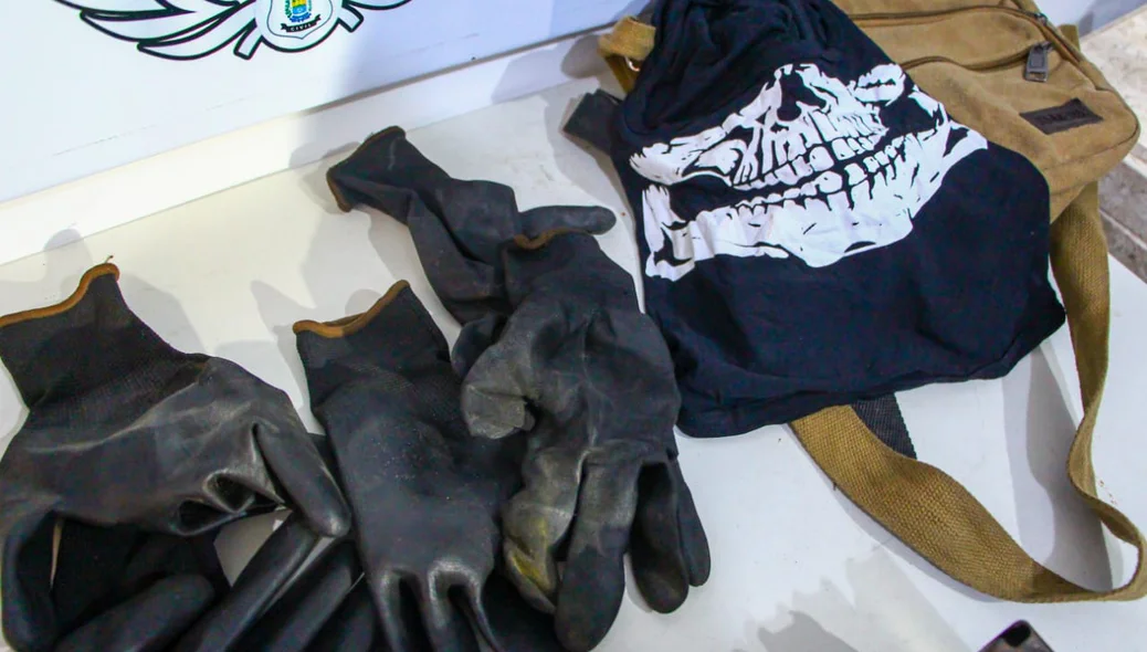 Várias luvas e toucas ninja foram encontradas 