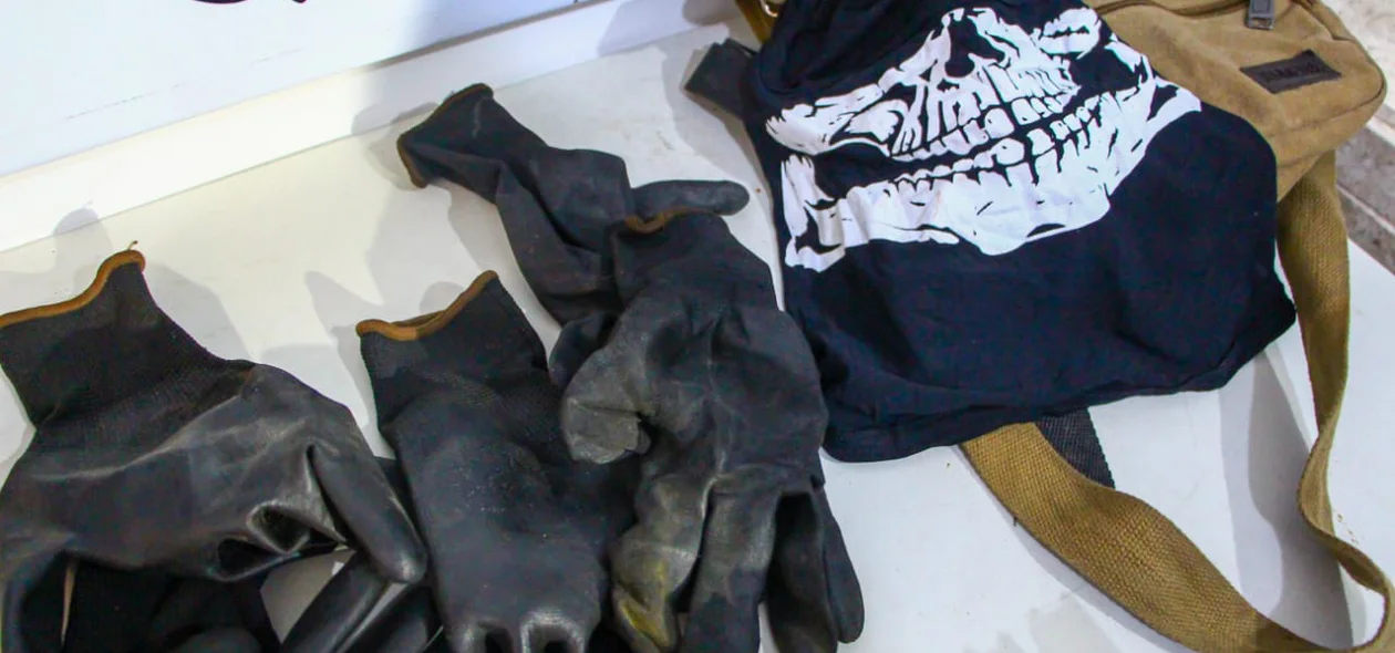 Várias luvas e toucas ninja foram encontradas 