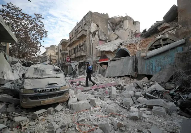 Ao menos 39 pessoas morreram em combates na Síria, segundo ONG de direitos humanos, na quarta-feira, 15, ataques aéreos mataram 18 civis