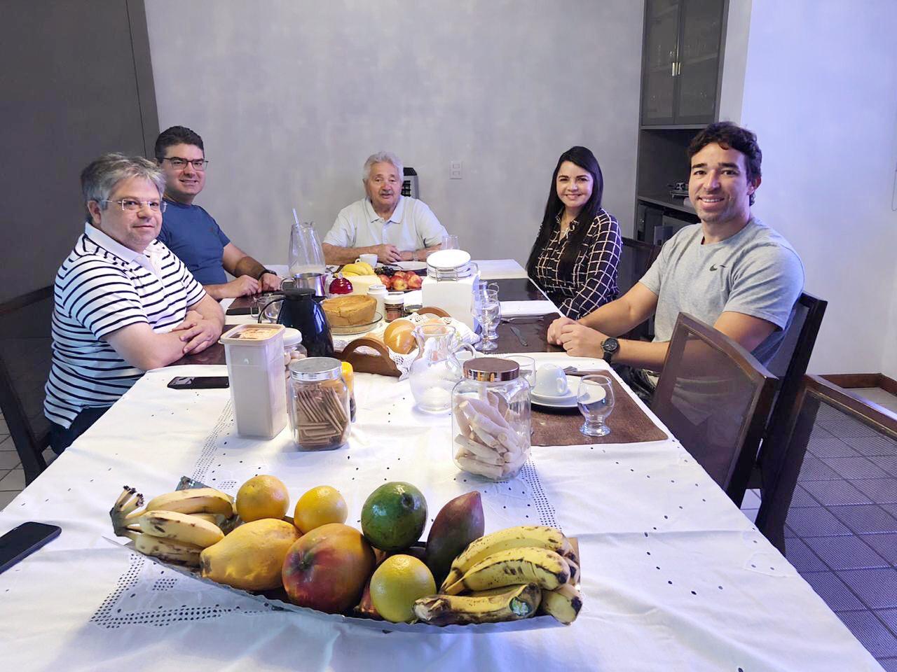 Elmano Férrer se encontra com deputados da oposição