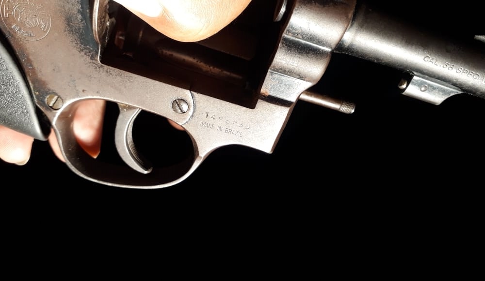 Arma encontrada com os suspeitos