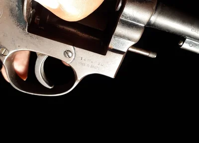 Arma encontrada com os suspeitos