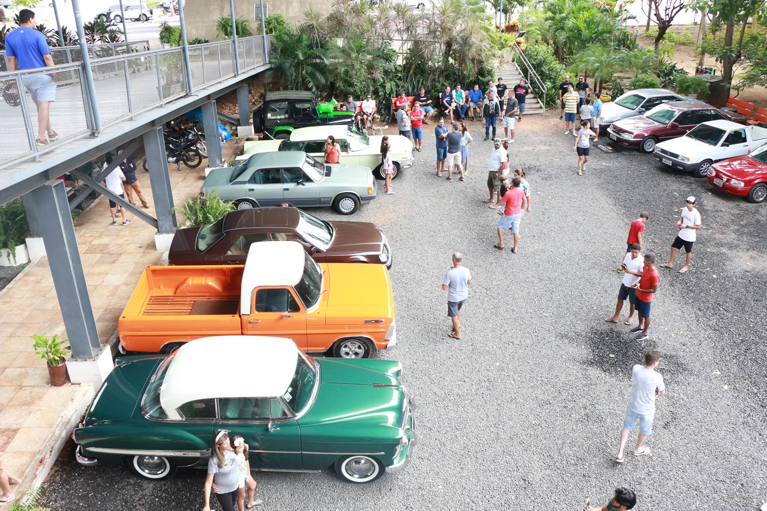 Exposição de carros antigos movimenta estacionamento da Ponte Estaiada -  OitoMeia