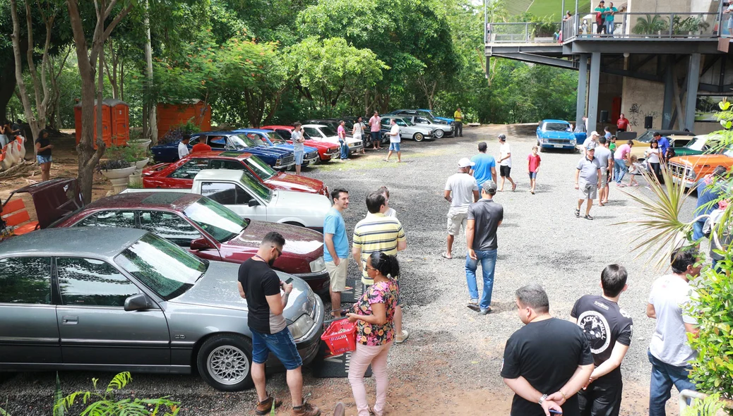 Teresinenses na exposição de carros antigos