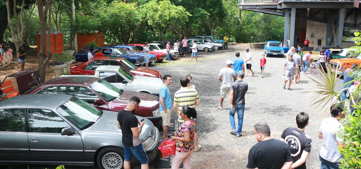 Teresinenses na exposição de carros antigos