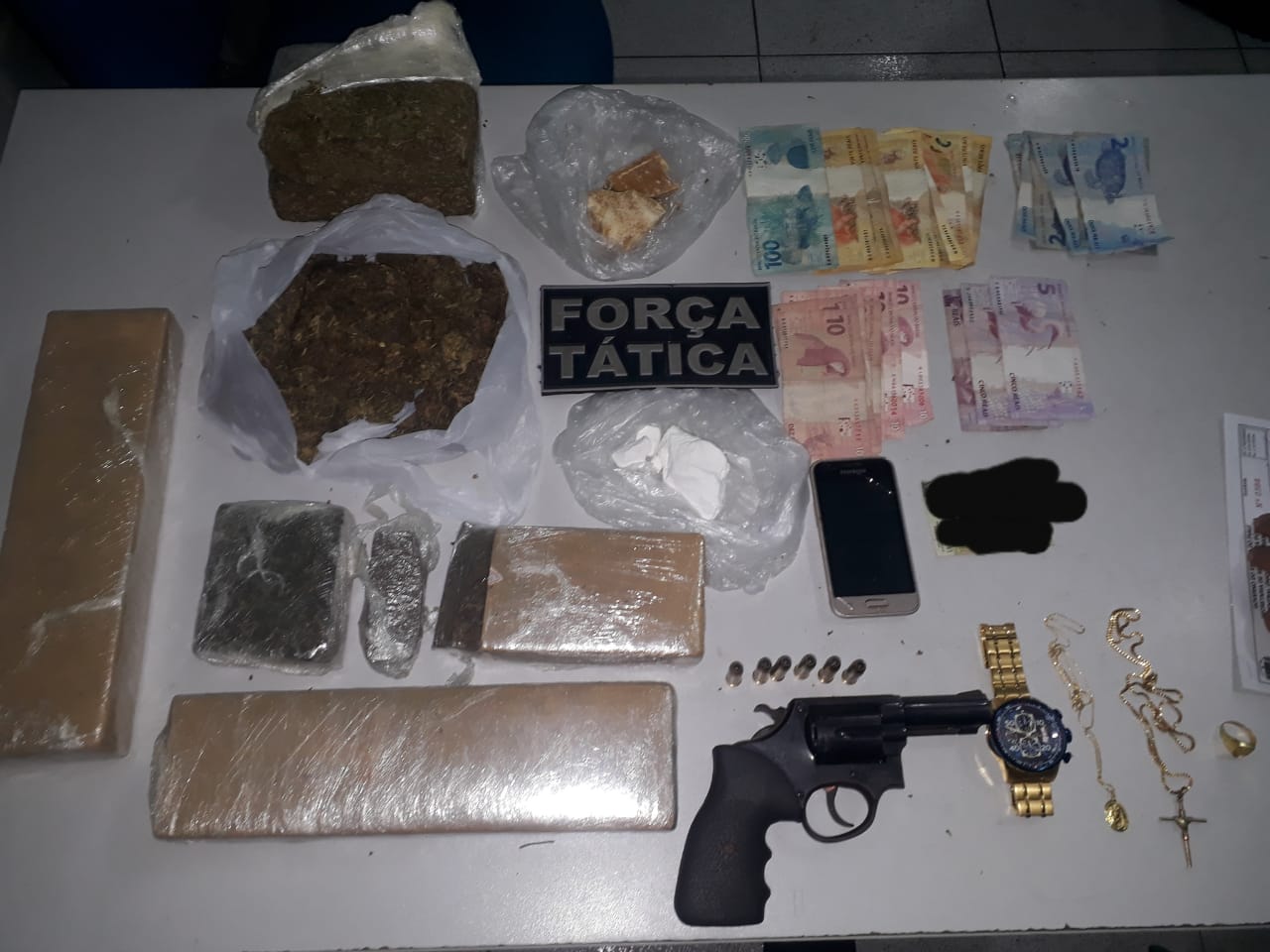 Objetos apreendidos com o suspeito