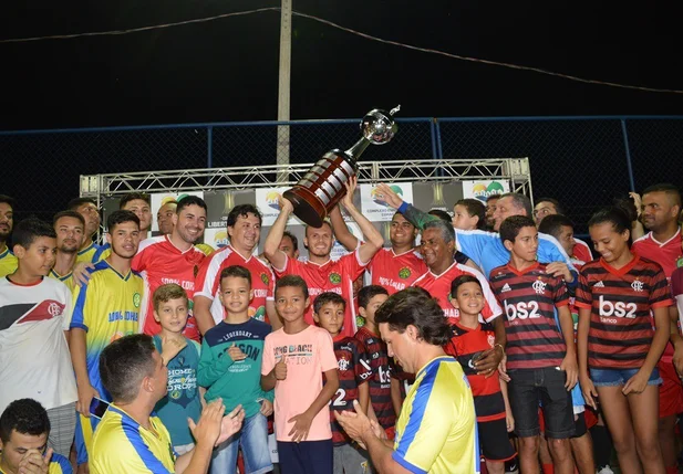 Lateral do Flamengo Renê participa de jogo com amigos em Picos