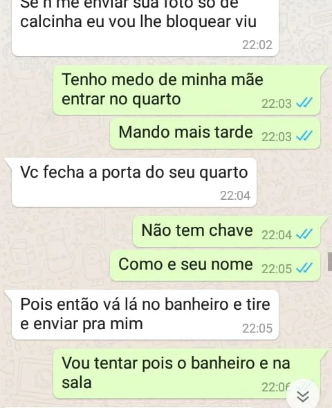 O pai mantém a conversa e entrega as provas para a polícia 