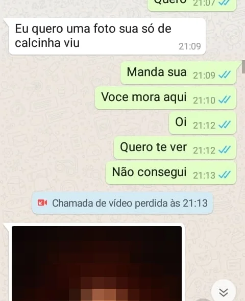 O criminoso envia fotos obscenas para o celular da criança 