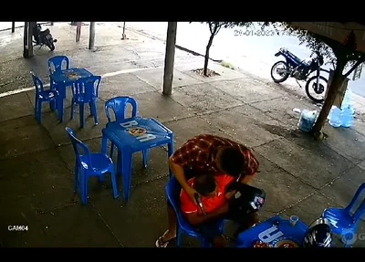 Momento que o policial é surpreendido pelo criminoso