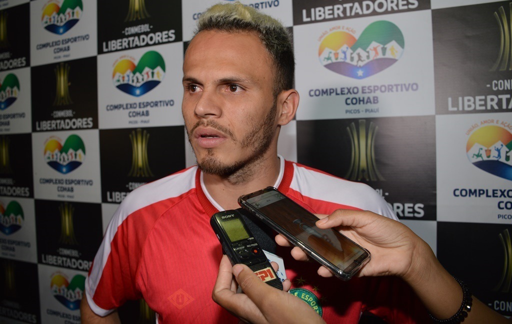 Renê fala para a imprensa