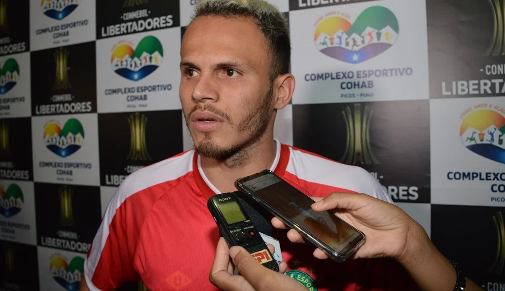 Renê fala para a imprensa
