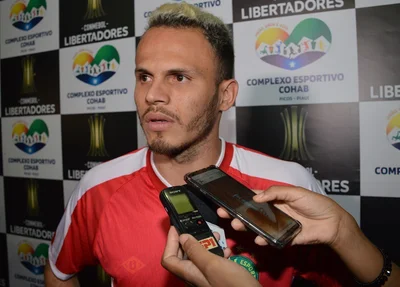 Renê fala para a imprensa