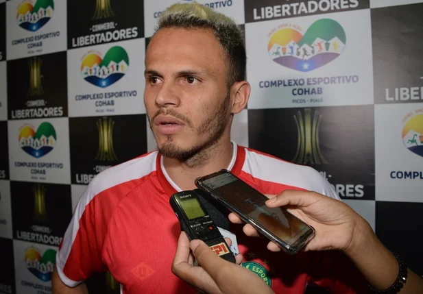 Renê fala para a imprensa