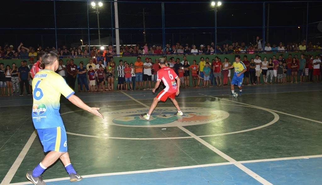 Renê participa de jogo de futsal com amigos