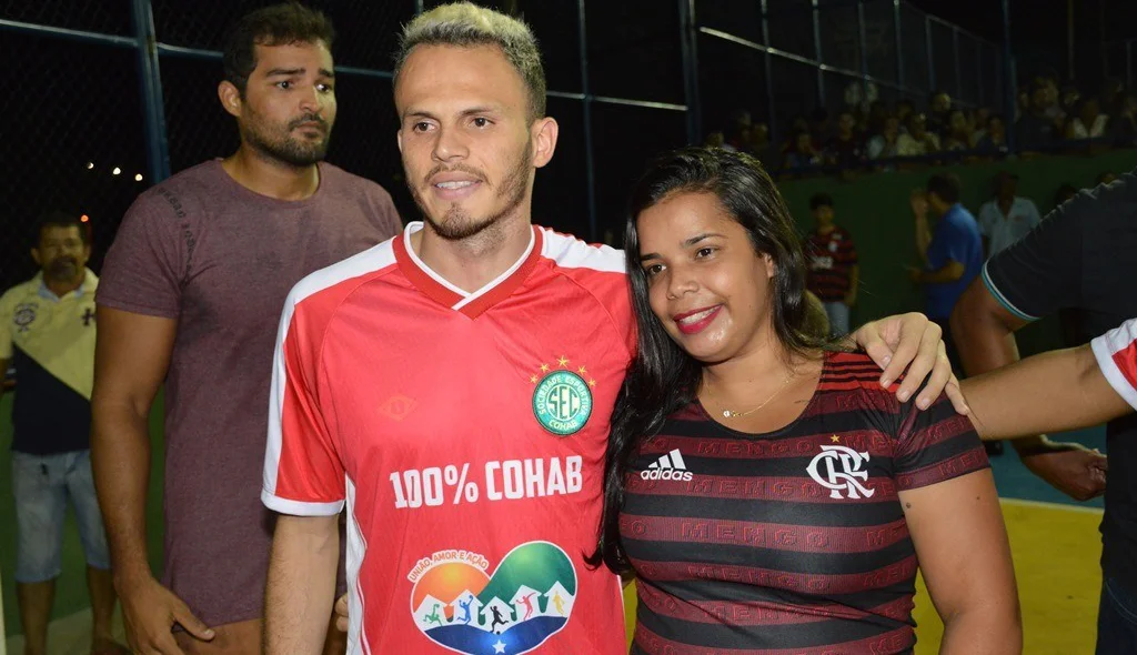 Renê posa ao lado de fã flamenguista