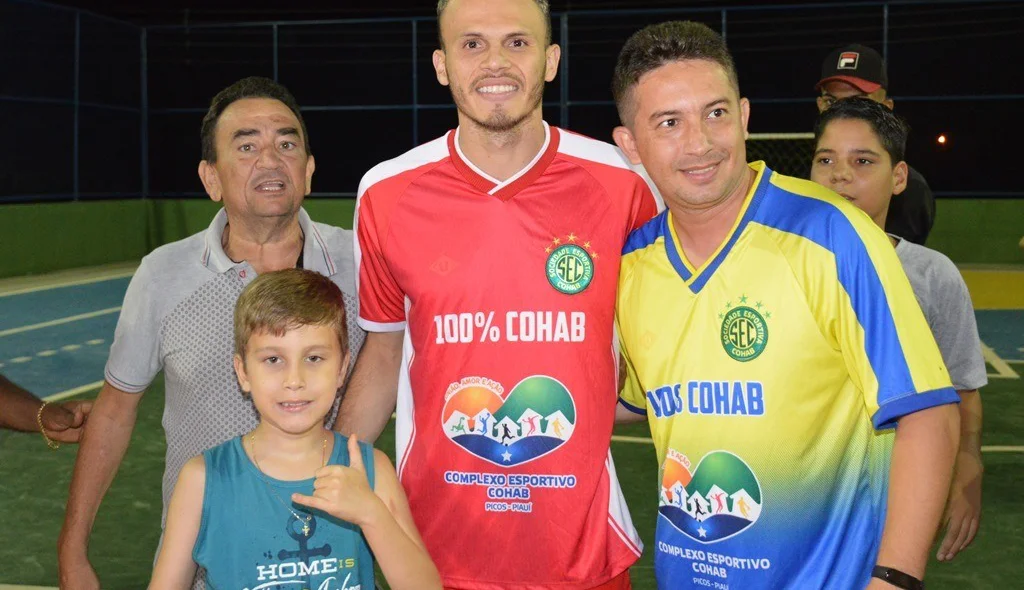 Renê posa com fãs