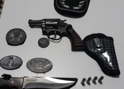 Objetos encontrados com o suspeito