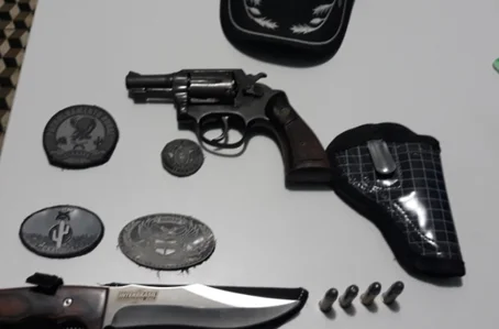 Objetos encontrados com o suspeito