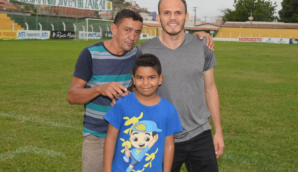 Atleta posa com fãs