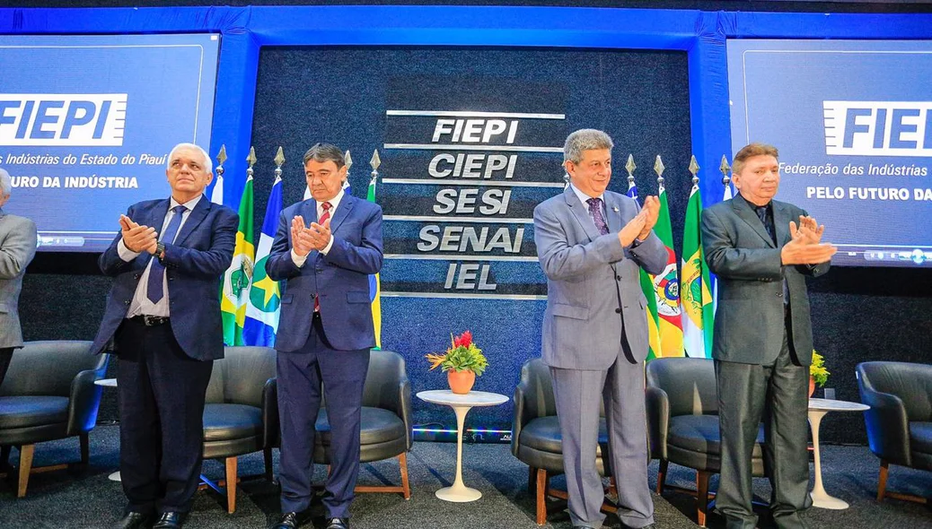 Autoridades em solenidade na FIEPI