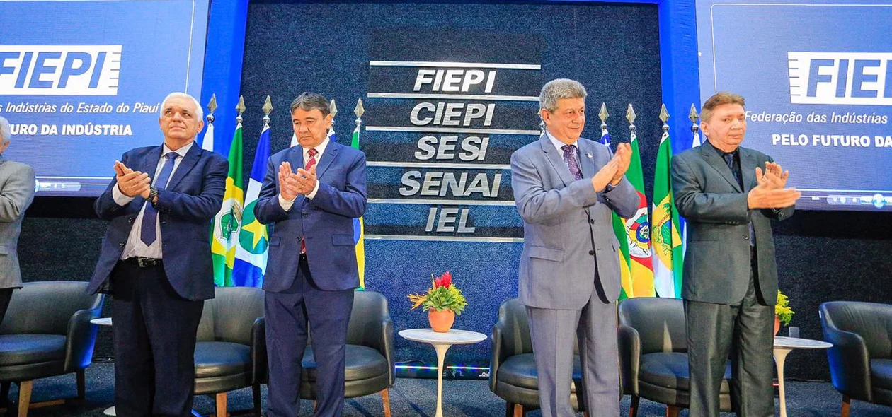 Autoridades em solenidade na FIEPI