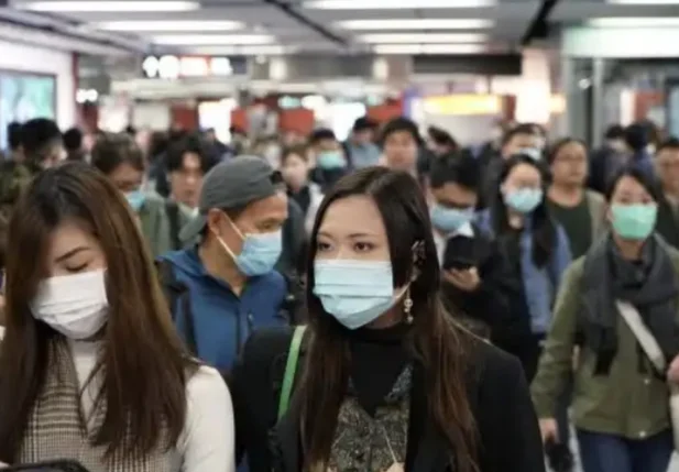 Passageiros são vistos com máscaras no metrô de Hong Kong