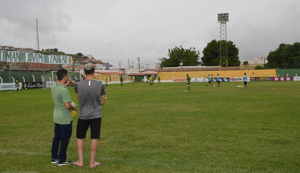 Renê acompanha treino do Picos ao lado do presidente Rodrigo Lima