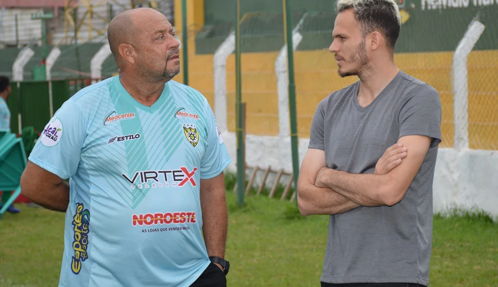 Renê conversa com treinador do Picos, Adelmo Soares