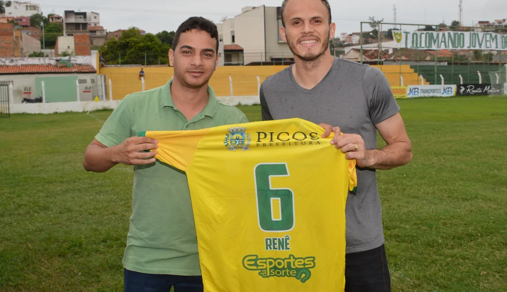 Renê recebe camisa do Picos das mãos do presidente Rodrigo Lima