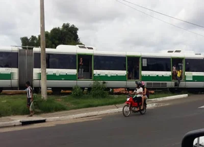 Colisão entre metrô e três carros deixa trânsito lento na Higino Cunha