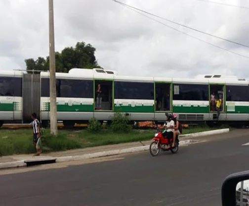 Colisão entre metrô e três carros deixa trânsito lento na Higino Cunha